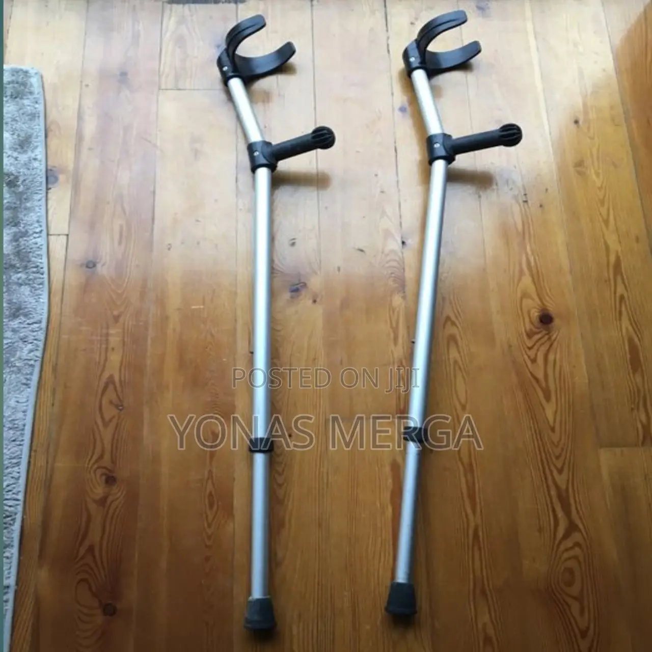 Elbow Crutches回巉crutch Itself Is Adjustable Using Simple Button System