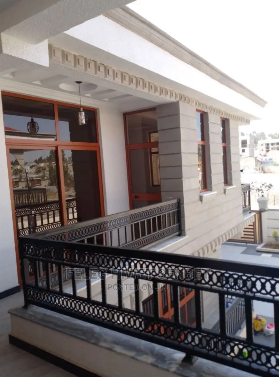 7bdrm House in አአ, Bole for sale