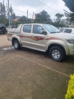 Photo - Toyota Hilux 2013 Gold