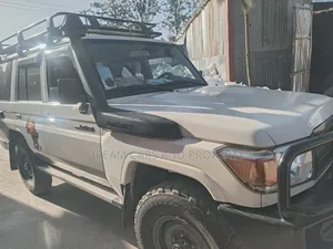 Photo - Toyota Land Cruiser 2018 White