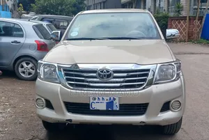 Photo - Toyota Hilux 2013 Gold