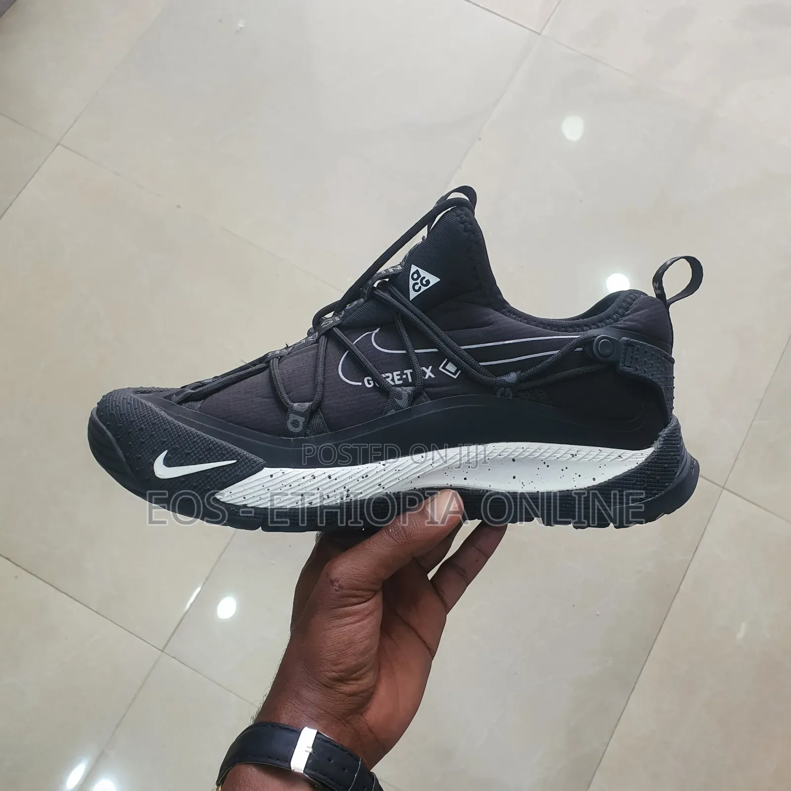 Nike Low Top Gore-Tex Sneaker [On Hand]