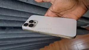 Photo - Apple iPhone 16 Pro Max 256 GB Gold