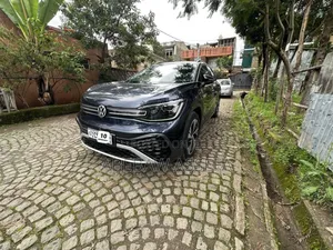 Photo - Volkswagen ID.6 2023 Blue