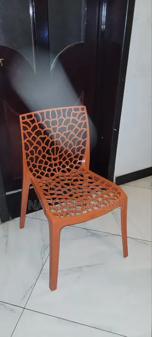 ባለ አራት እግር ጠንካራ [Original Gta ] ፕላስቲክ ወንበር Made in Italy