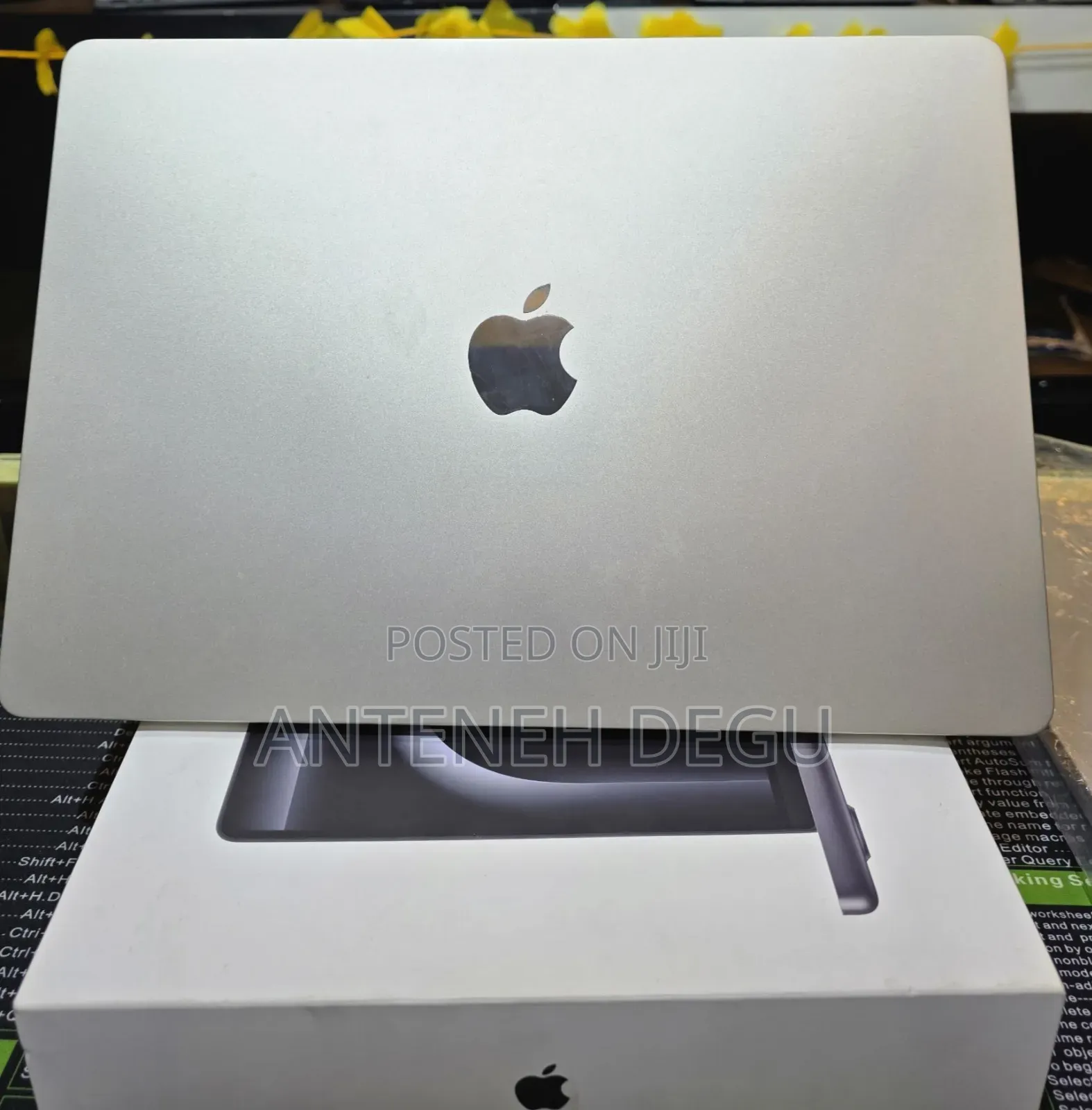 New Laptop Apple MacBook 8GB Apple M3 SSD 256GB