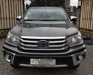 Photo - Toyota Hilux 2017 Gray