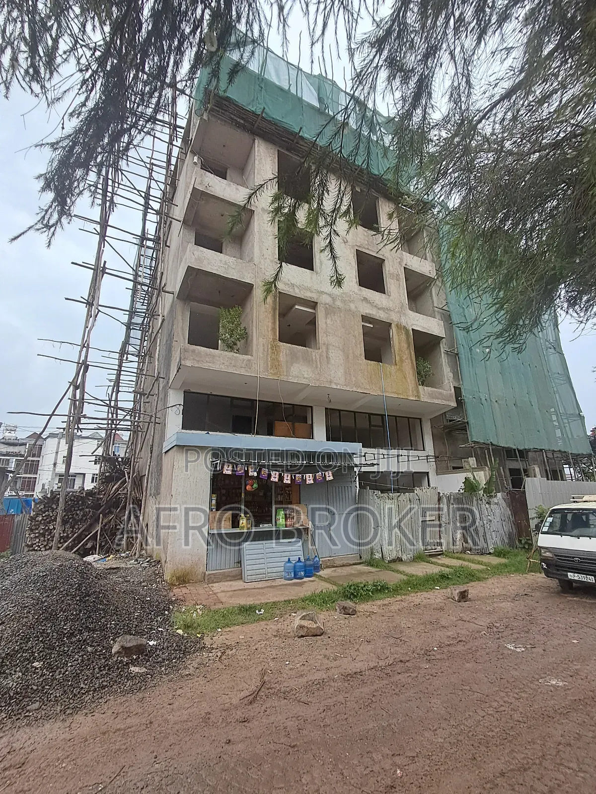 11bdrm House in Kality Main Road, Akaky Kaliti for sale