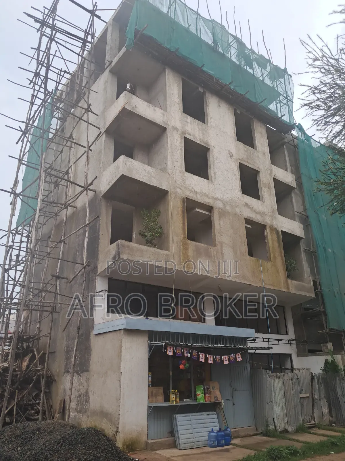 11bdrm House in Kality Main Road, Akaky Kaliti for sale