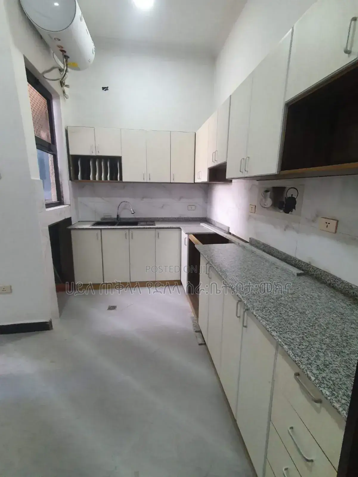 Furnished 5bdrm Villa in አያት አካባቢ, Yeka for sale