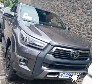 Photo - Toyota Hilux 2022 Gray