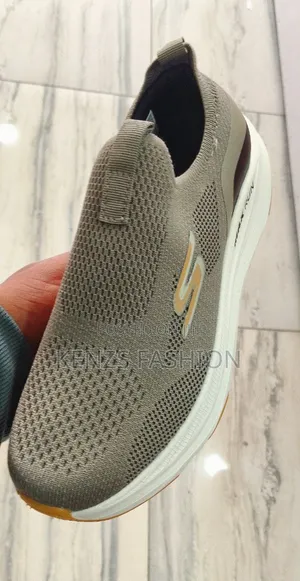 Photo - Skechers Max Run