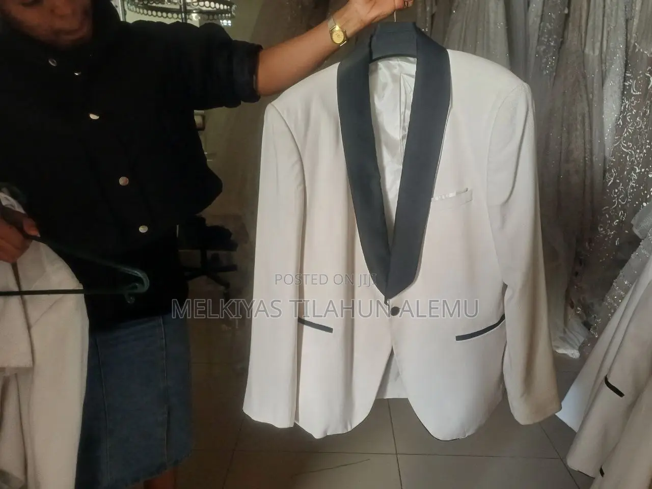 Wedding White and Black Collared Suits for Groom