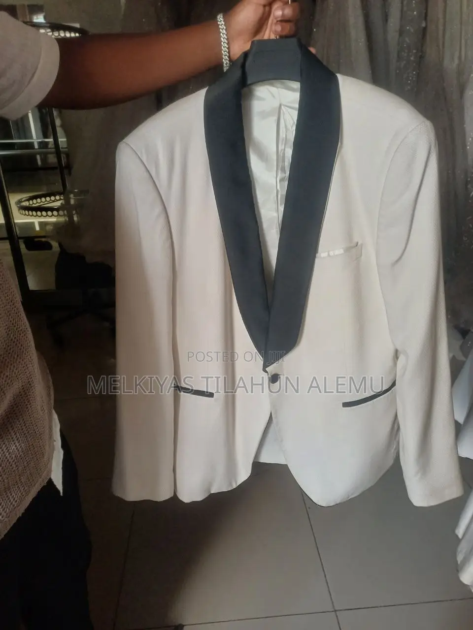 Wedding White and Black Collared Suits for Groom