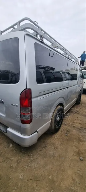 Photo - Toyota HiAce 2011 Silver