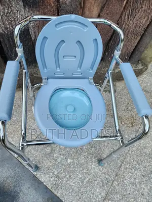 Photo - Commode Chair字首toilet Chair轟出commode Chair軟弱commode Chair延宕commode New