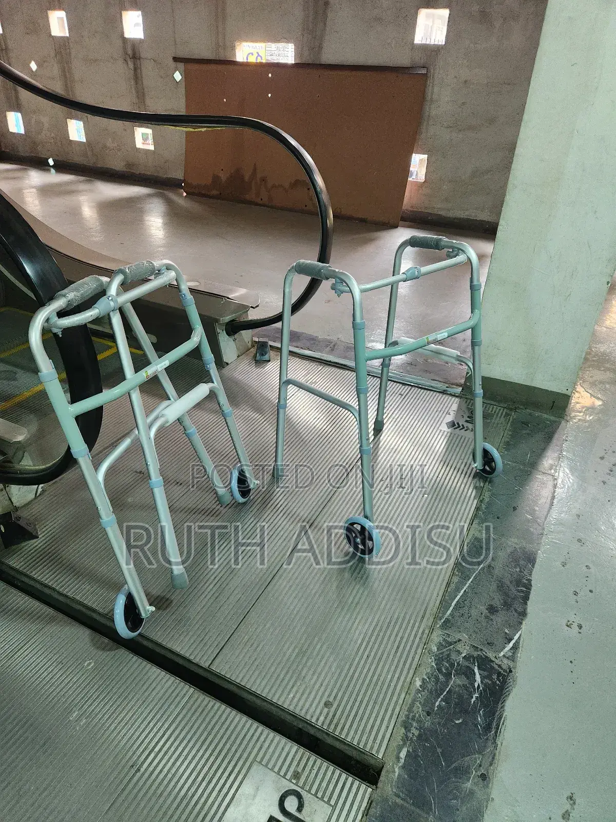 Medical Walker朱是walker黑色almunium Walker肋我safe Walking Aid腕力walker New