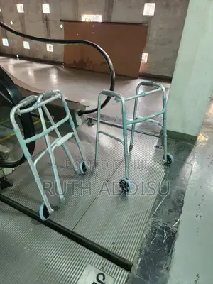 Medical Walker朱是walker黑色almunium Walker肋我safe Walking Aid腕力walker New