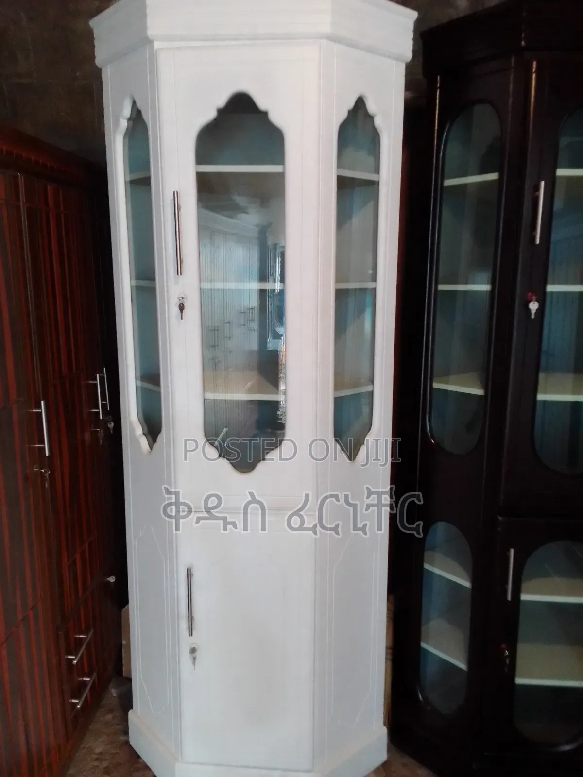 ቁመት ከፍታ ያላቸው ባለ 5 መደርደሪያ ያለው ኮርነር