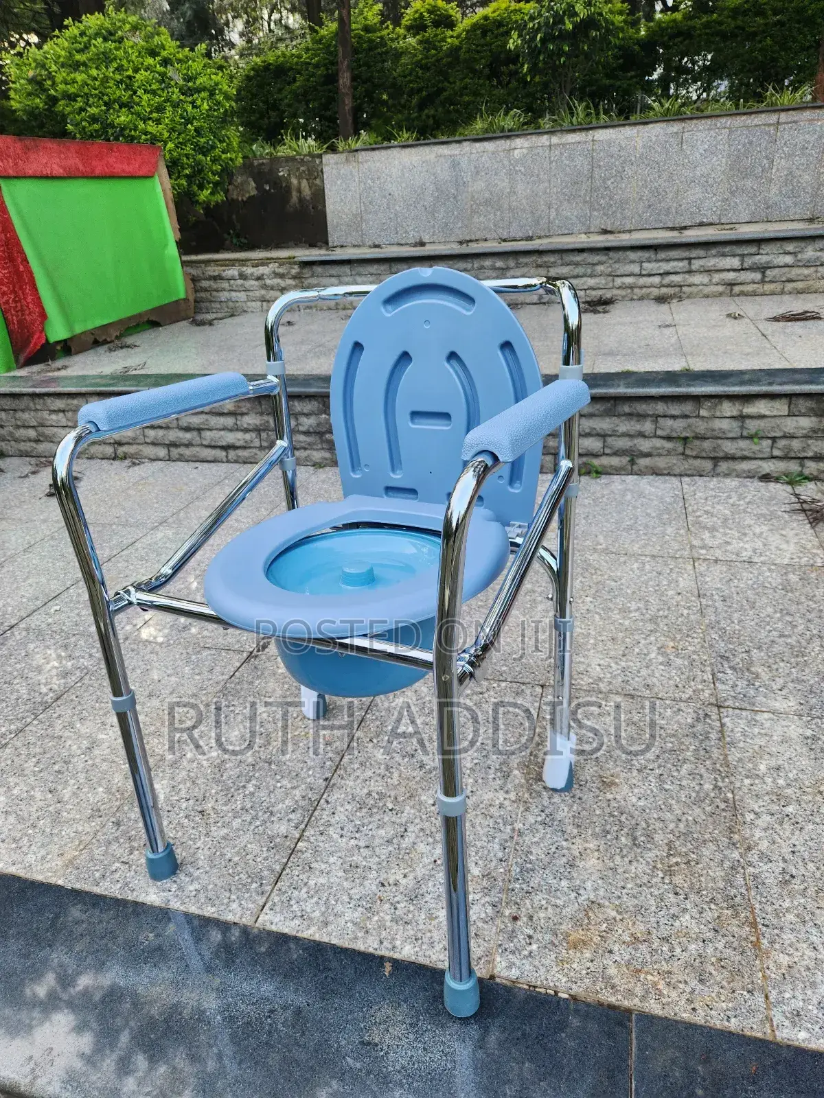 Toilet Chair轟隆bath and Commode 3 in One Function Commode Chair