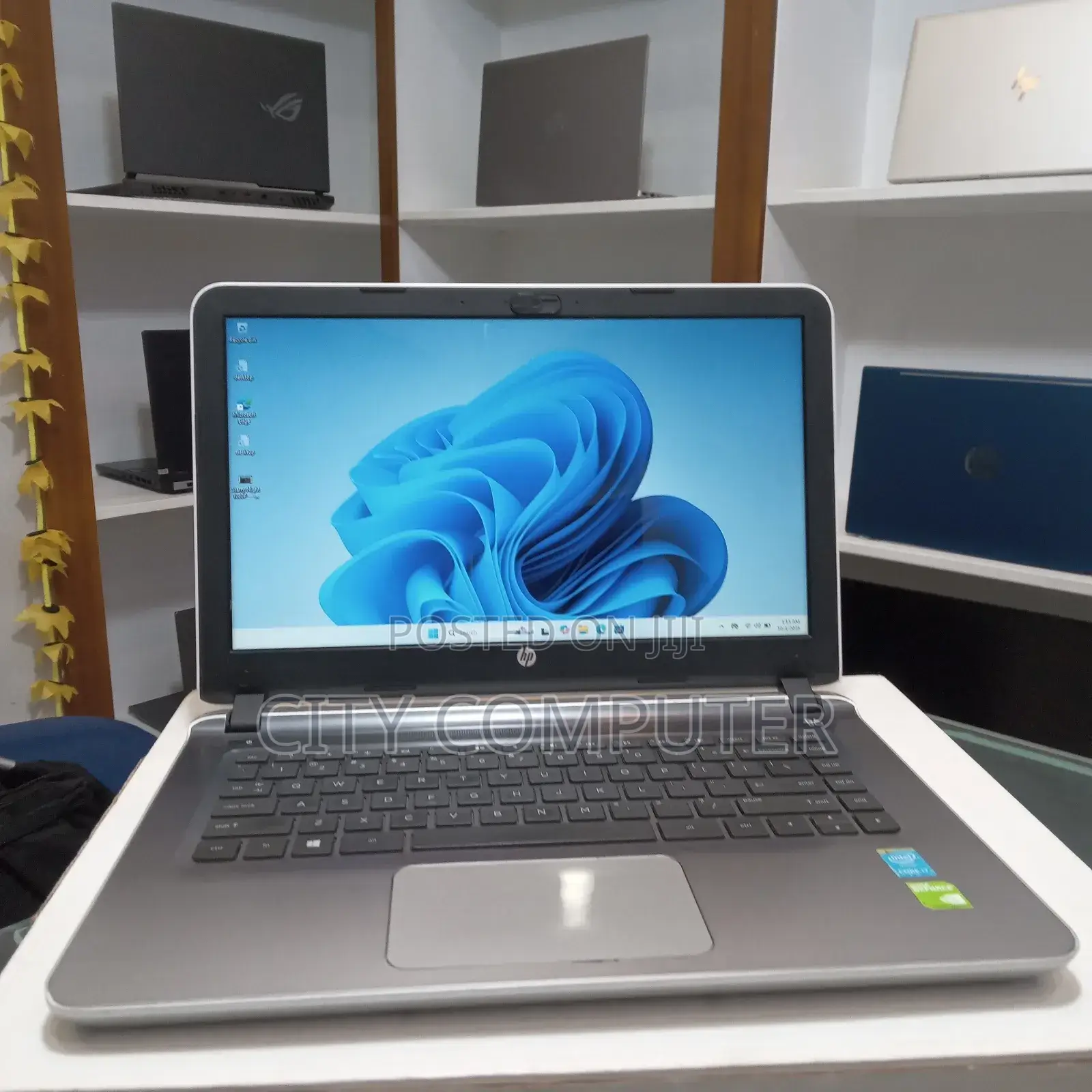 New Laptop HP Pavilion 10 8GB Intel Core I7 SSD 256GB