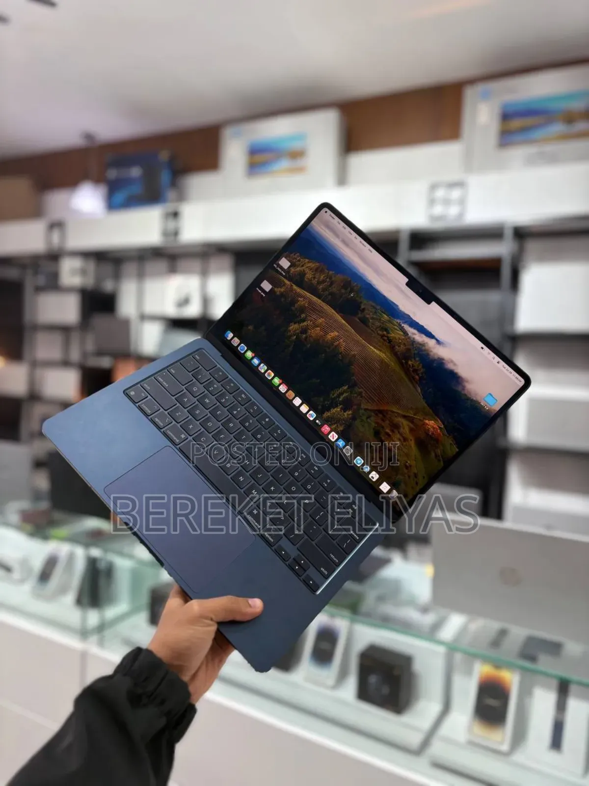 New Laptop Apple MacBook Air 2022 M2 8GB Apple M2 SSD 256GB