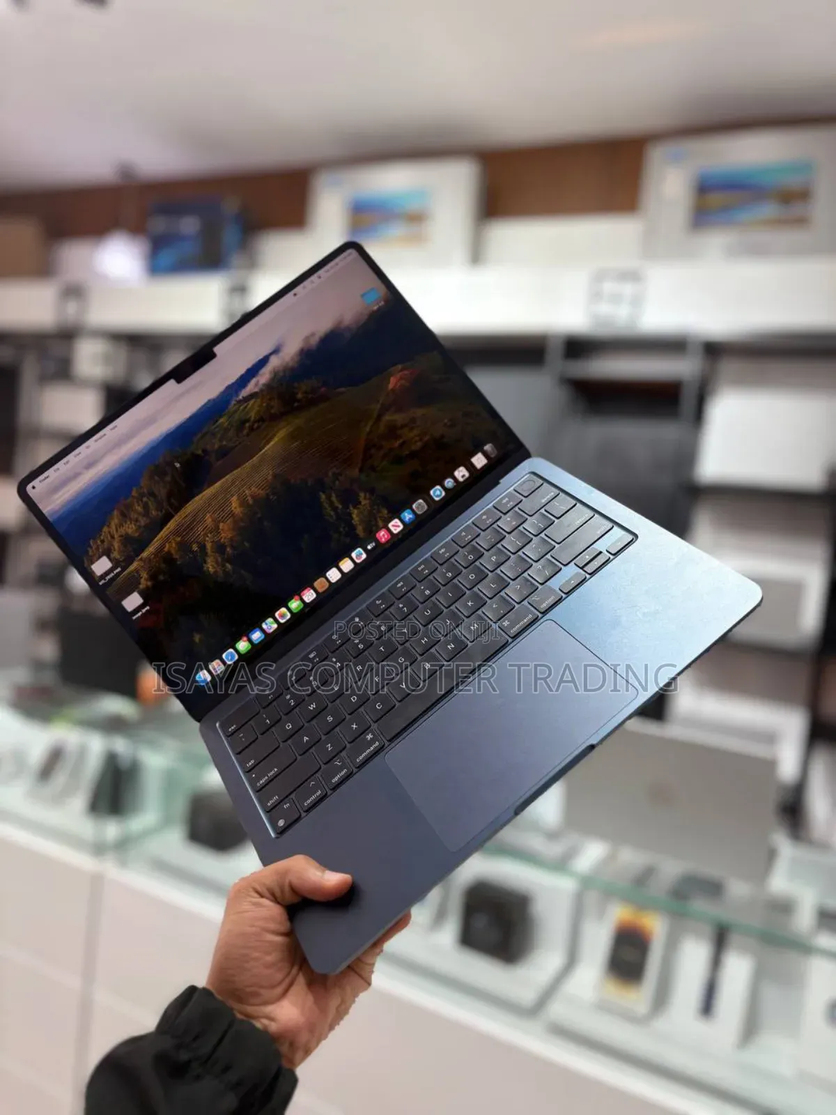 New Laptop Apple MacBook Air 2022 M2 16GB SSD 256GB