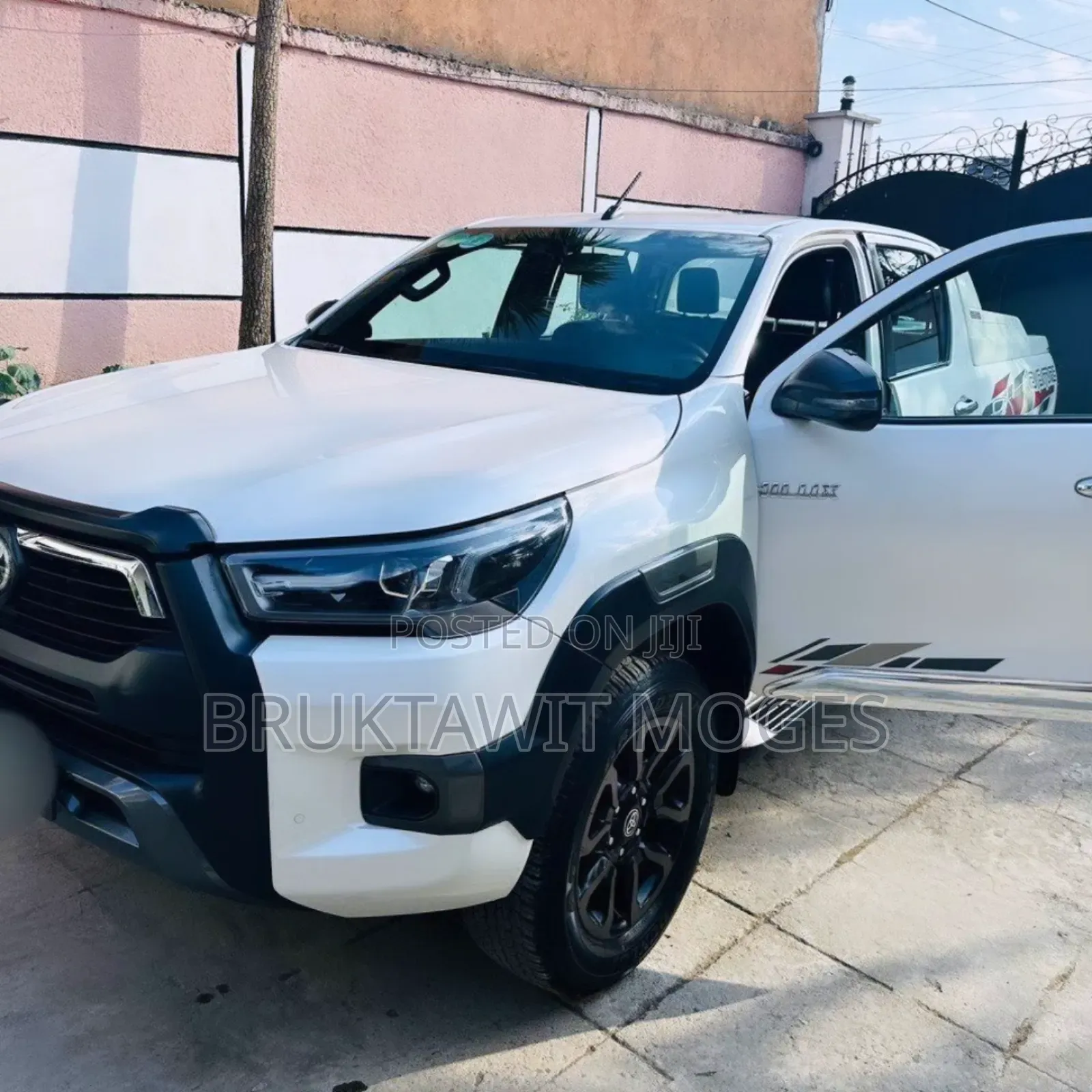 Toyota Hilux 2022 White