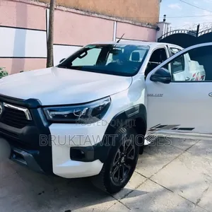 Photo - Toyota Hilux 2022 White