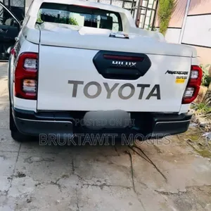 Toyota Hilux 2022 White