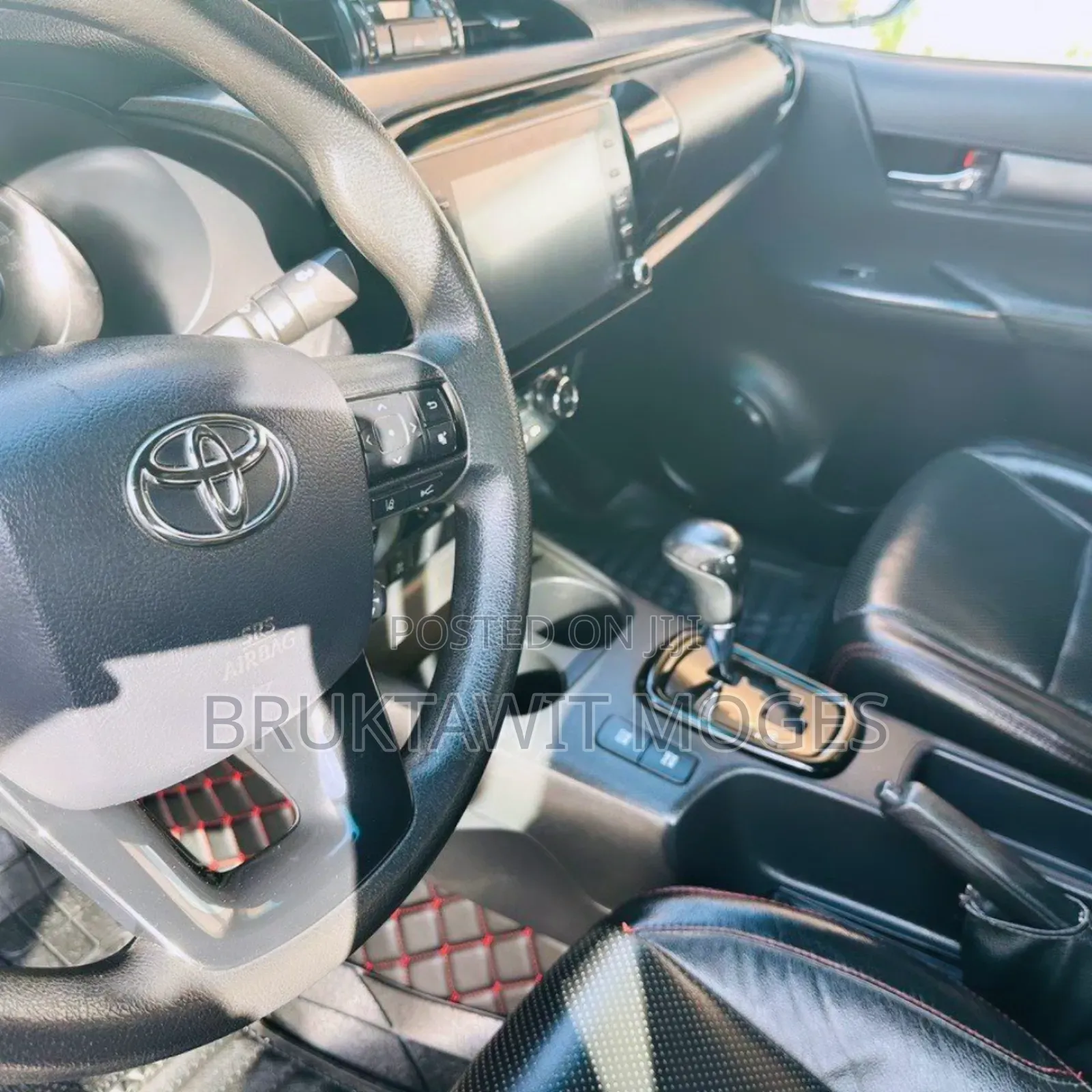 Toyota Hilux 2022 White