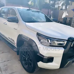 Toyota Hilux 2022 White