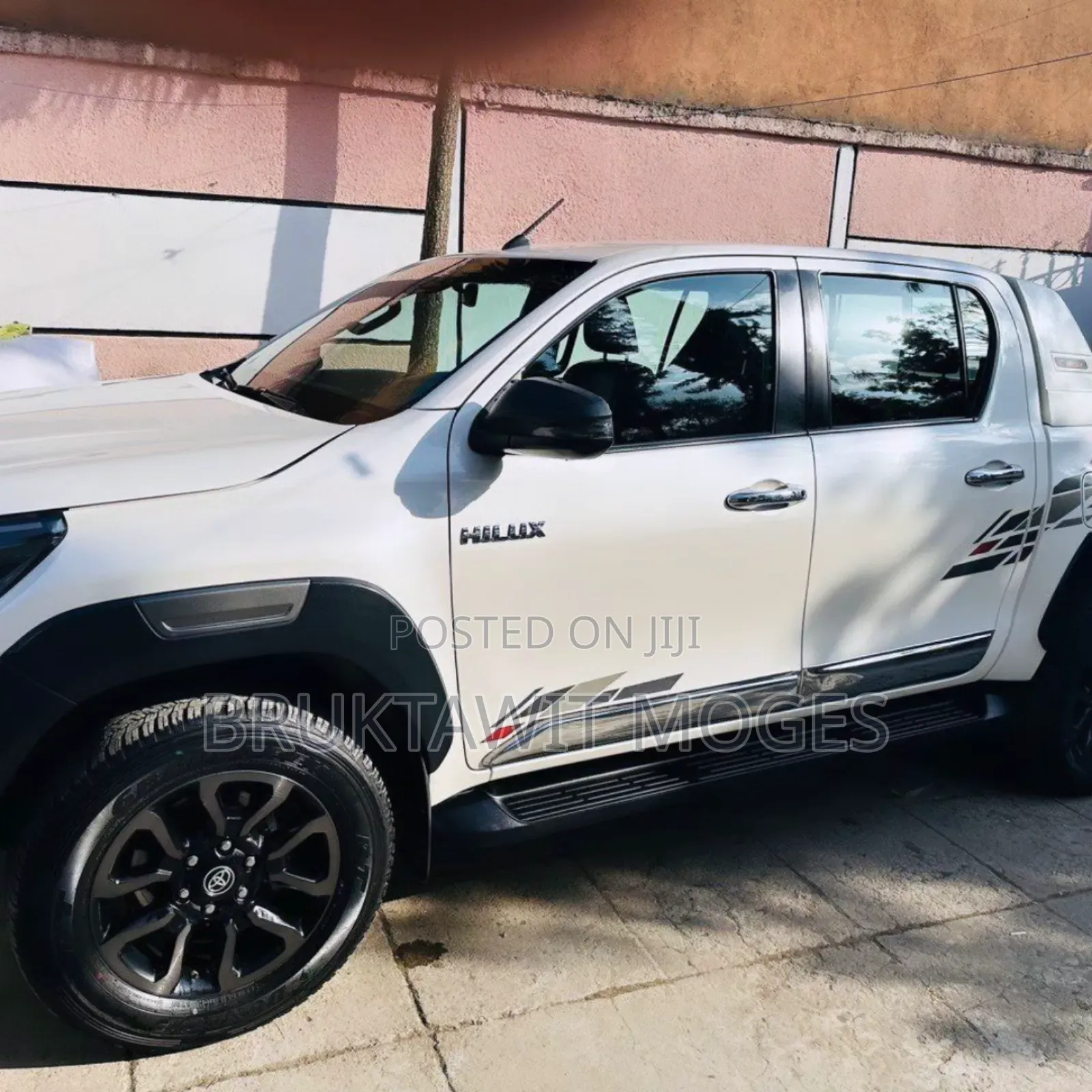 Toyota Hilux 2022 White
