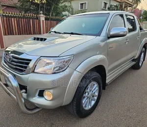 Photo - Toyota Hilux 2014 Silver
