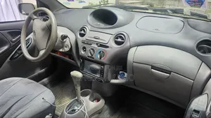 Toyota Platz 2001 Gold