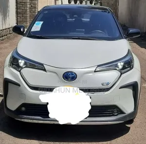 Photo - Toyota C-HR 2023 White