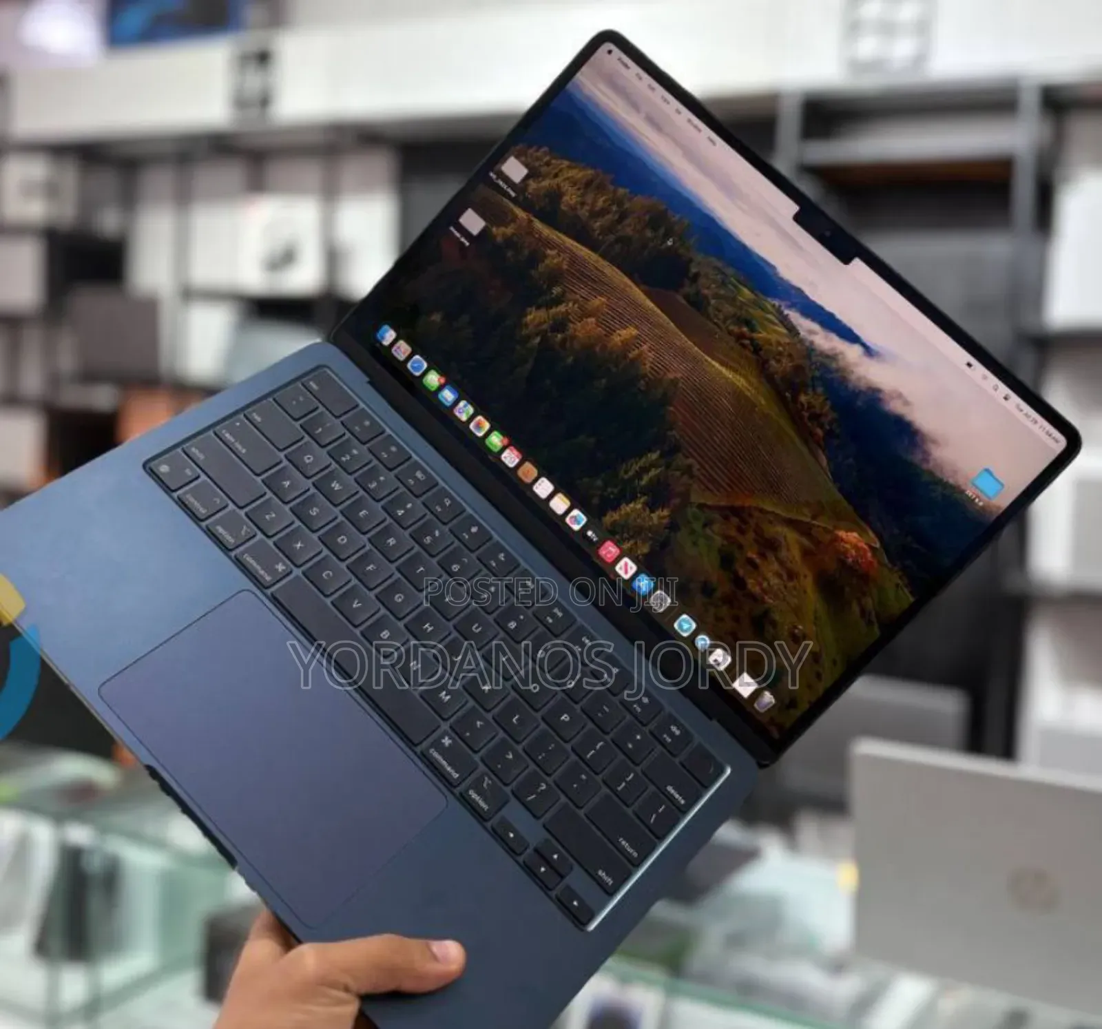 New Laptop Apple MacBook Air 2022 M2 8GB Apple M2 SSD 256GB