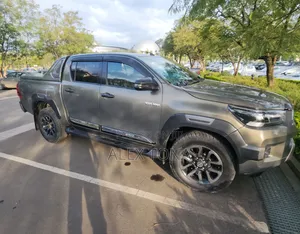Photo - Toyota Hilux 2021 Gray
