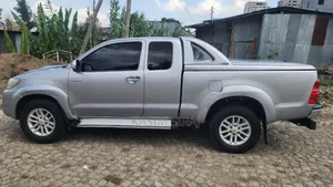 Photo - Toyota Hilux 3.0 D-4D 4x4 2014 Silver