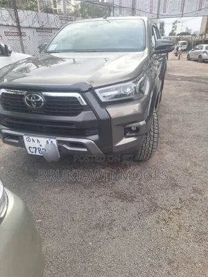 Photo - Toyota Hilux 2022 Brown