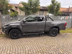 Photo - Toyota Hilux 2021 Gray