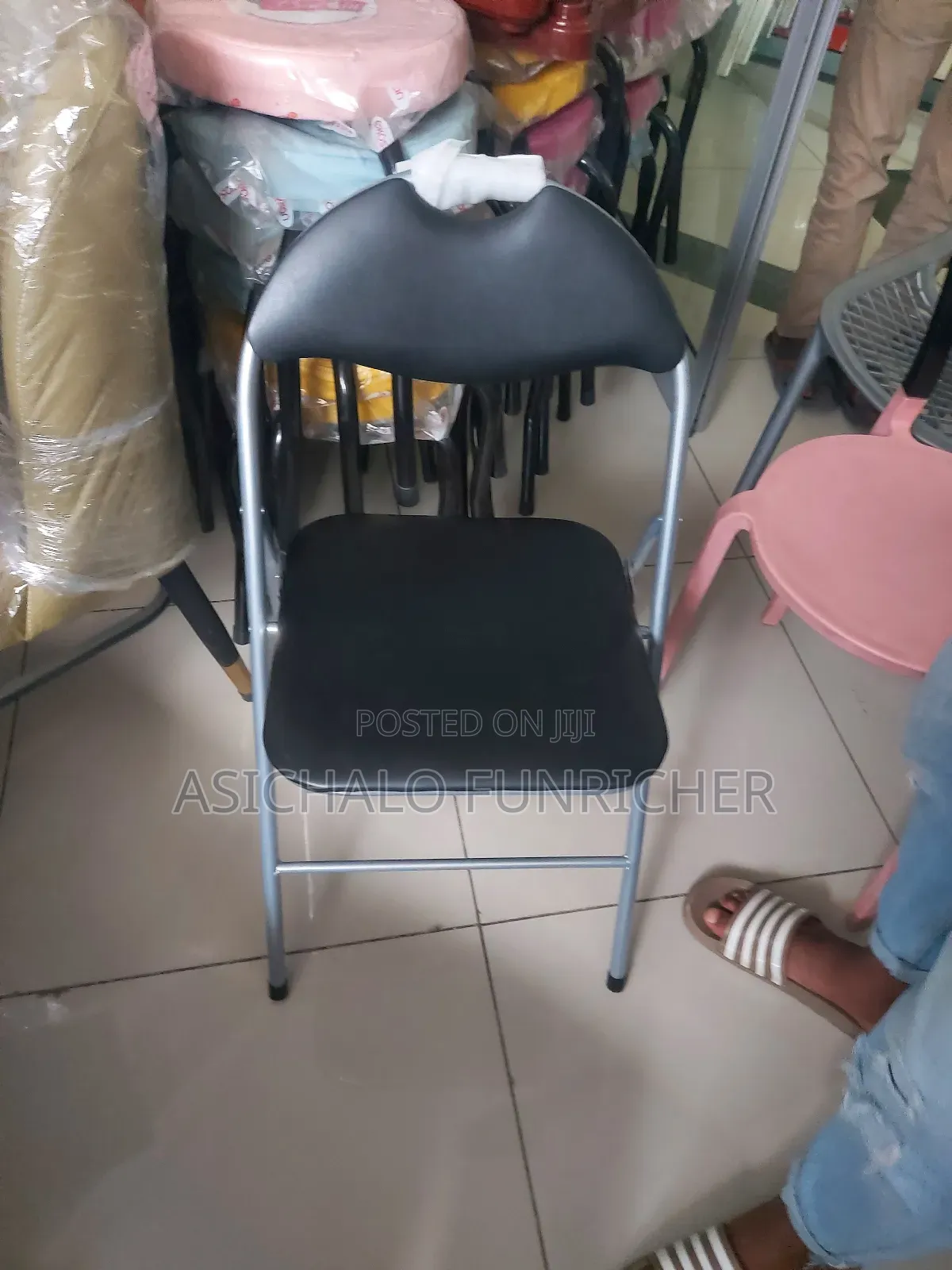 Chairs ወበሮች