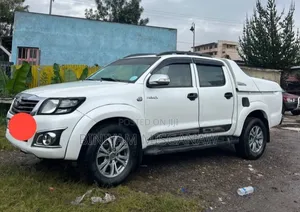 Photo - Toyota Hilux 2012 White