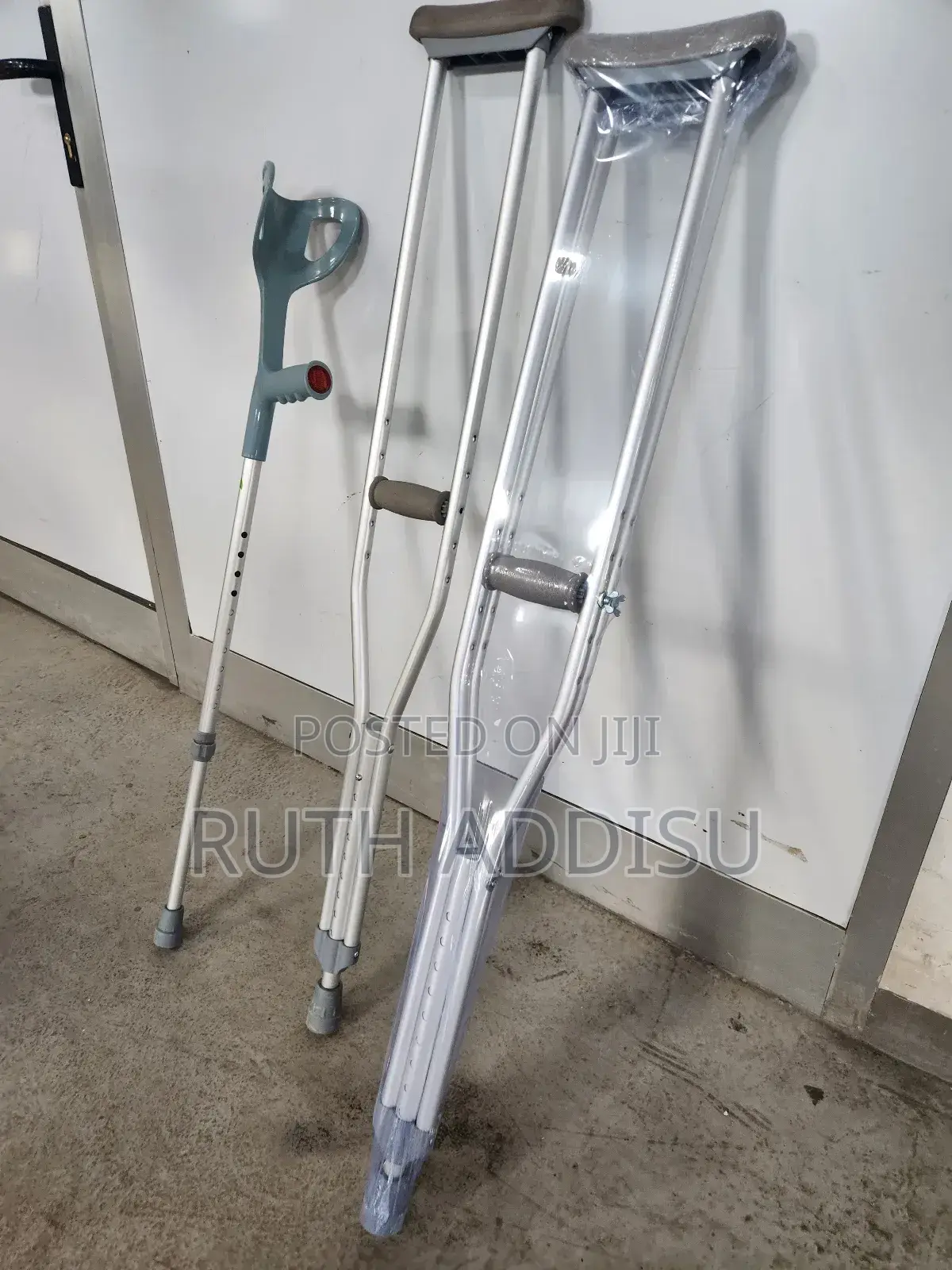 Elbow and Axillary Bilateral Crutches冤枉axillary Bilateral Crutches New