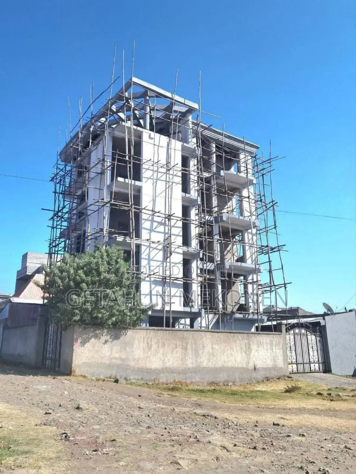 አስቸኳይ የሚሸጥ ባንክ ያለበት G+4 
ውስን ፊኒሽንግ የቀረው 
ተጨማሪ ሰርቪስ ቤት ያለው