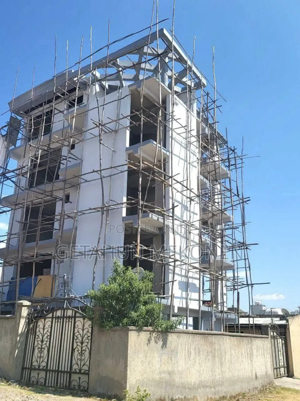 አስቸኳይ የሚሸጥ ባንክ ያለበት G+4 
ውስን ፊኒሽንግ የቀረው 
ተጨማሪ ሰርቪስ ቤት ያለው