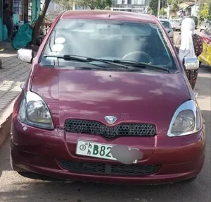 Photo - Toyota Vitz 2000 Burgundy