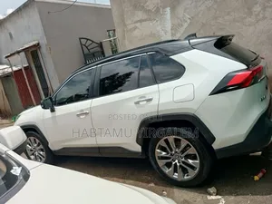 Photo - Toyota RAV4 2020 White