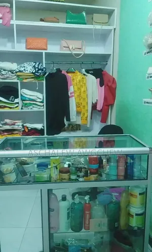 Photo - የሚሸጥ የሴቶች ሙሉ የሱቅ እቃ ከነመደርደሪያው