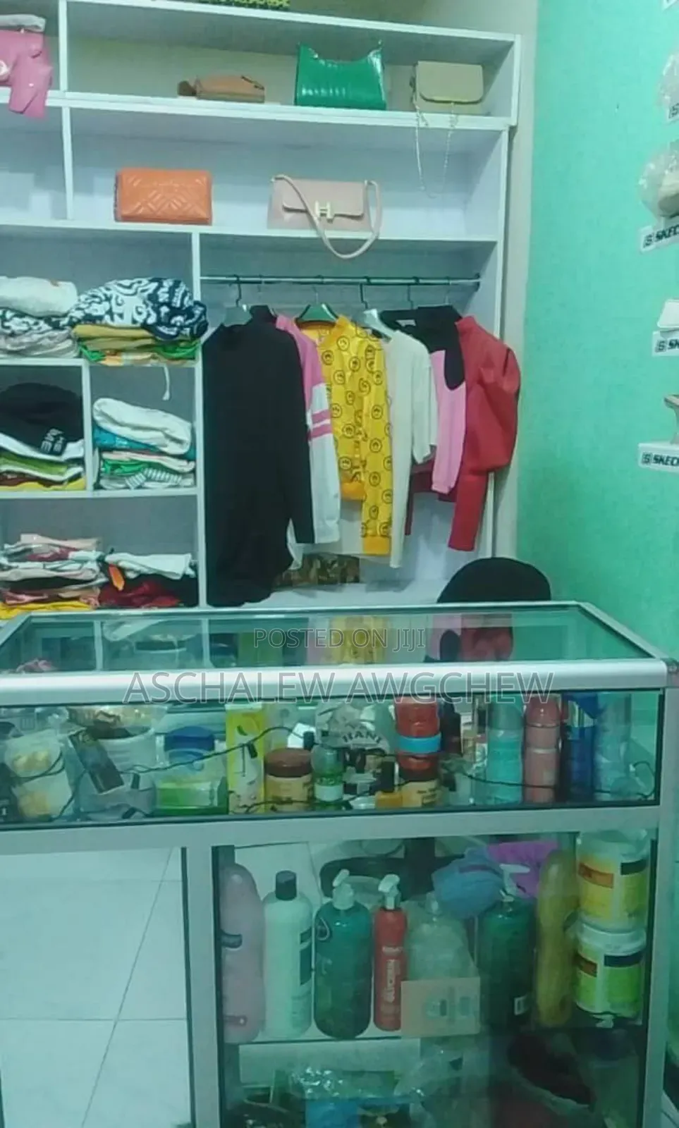 የሚሸጥ የሴቶች ሙሉ የሱቅ እቃ ከነመደርደሪያው